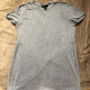 grey short sleeve shirt